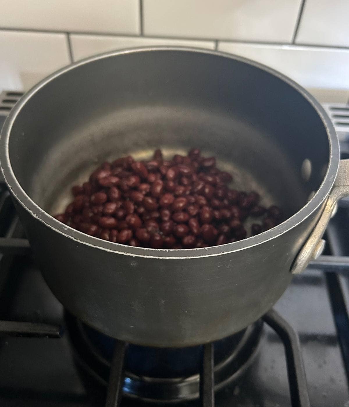Black beans in pot.