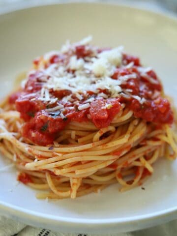 pile of spaghetti covered in arrabiata sauce in bowl
