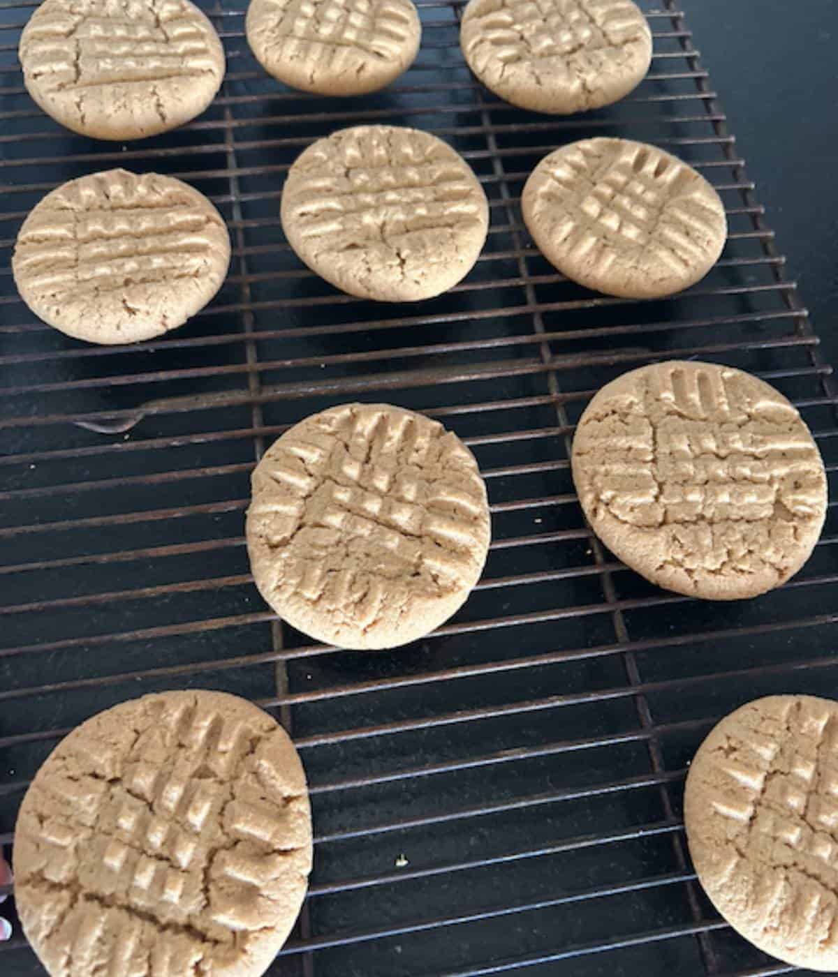 Cookies cooling on a wire rack.