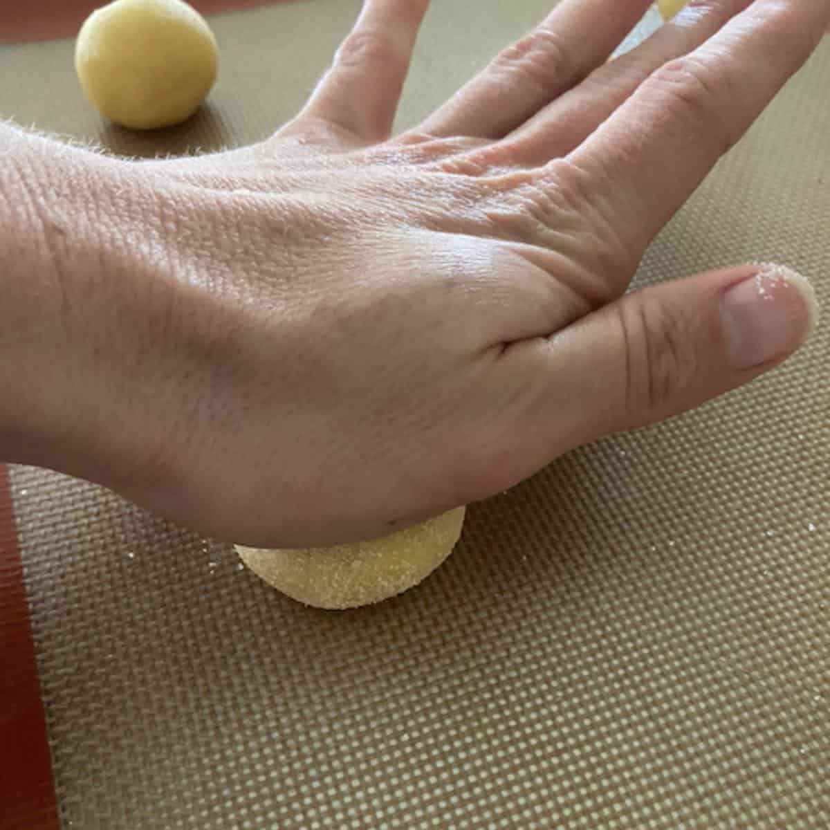 hand flattening cookie