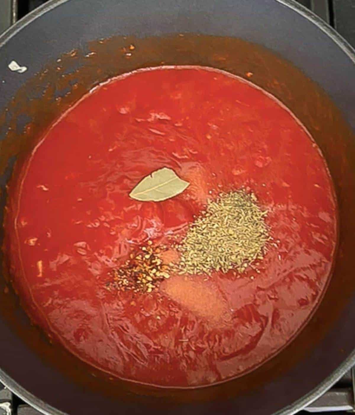 Seasonings in pasta sauce.