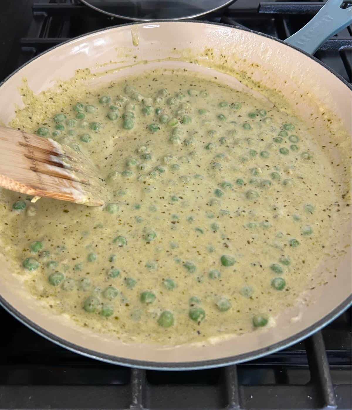 Creamy pesto sauce with peas.