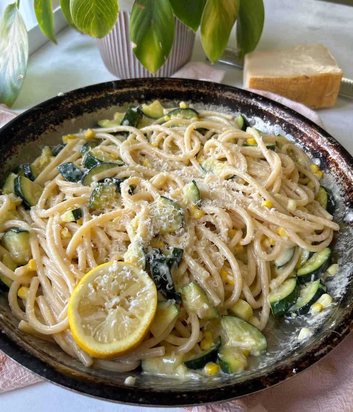 Zucchini and corn pasta ready to eat. 